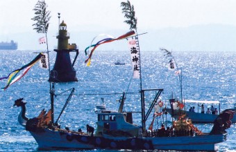 写真：海神社海上渡御と平磯灯標