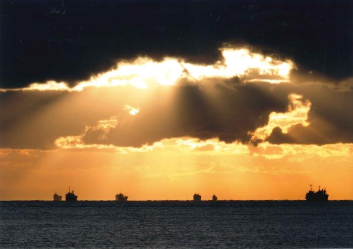 写真：夕陽に船