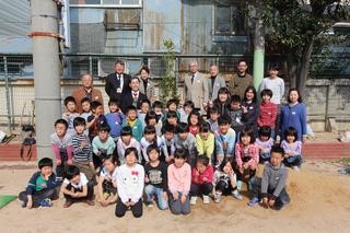 写真：真陽小学校創立130周年記念植樹会