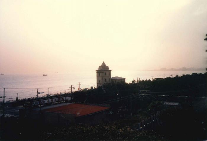 写真：舞子海岸と六角堂【移情閣】