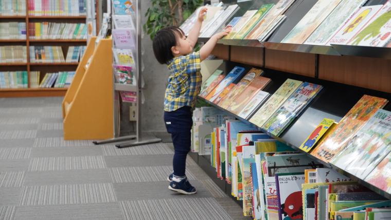 図書館で本を手に取る子ども