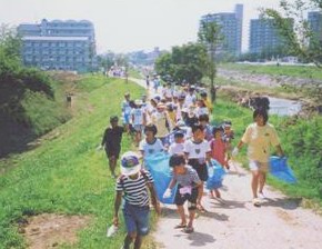 川の清掃活動の様子(伊川)