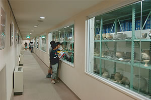 周囲がガラス張りになっており、室内に保管された数千点の遺物を部屋の外から見られるように工夫している収蔵展示室