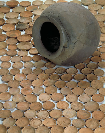 甕と小皿（かめ と こざら）