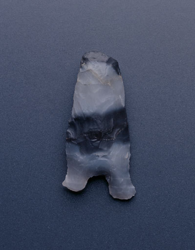 半磨製石器(出土品)　(約10㎝×約10㎝×約2・5㎝) 異形部分磨製石器(いけいぶぶんませいせっき) | 神戸市埋蔵文化財センター