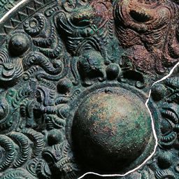 神戸市埋蔵文化財センター：ガラスビュー：3号鏡 三角縁吾作三神