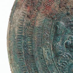 神戸市埋蔵文化財センター：ガラスビュー：7号鏡 神人龍虎画像鏡