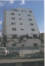 中間層が破壊したビルの写真