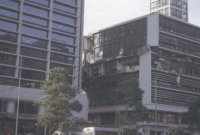 6階部分が崩壊した神戸市役所2号館の写真