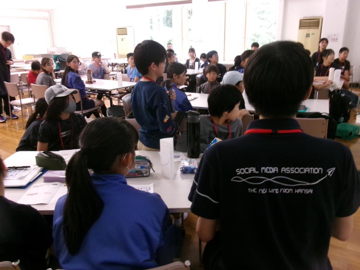 マイクを持って発言