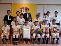 神戸市少年団野球リーグ全市大会優勝「有瀬A」チームとの集合写真
