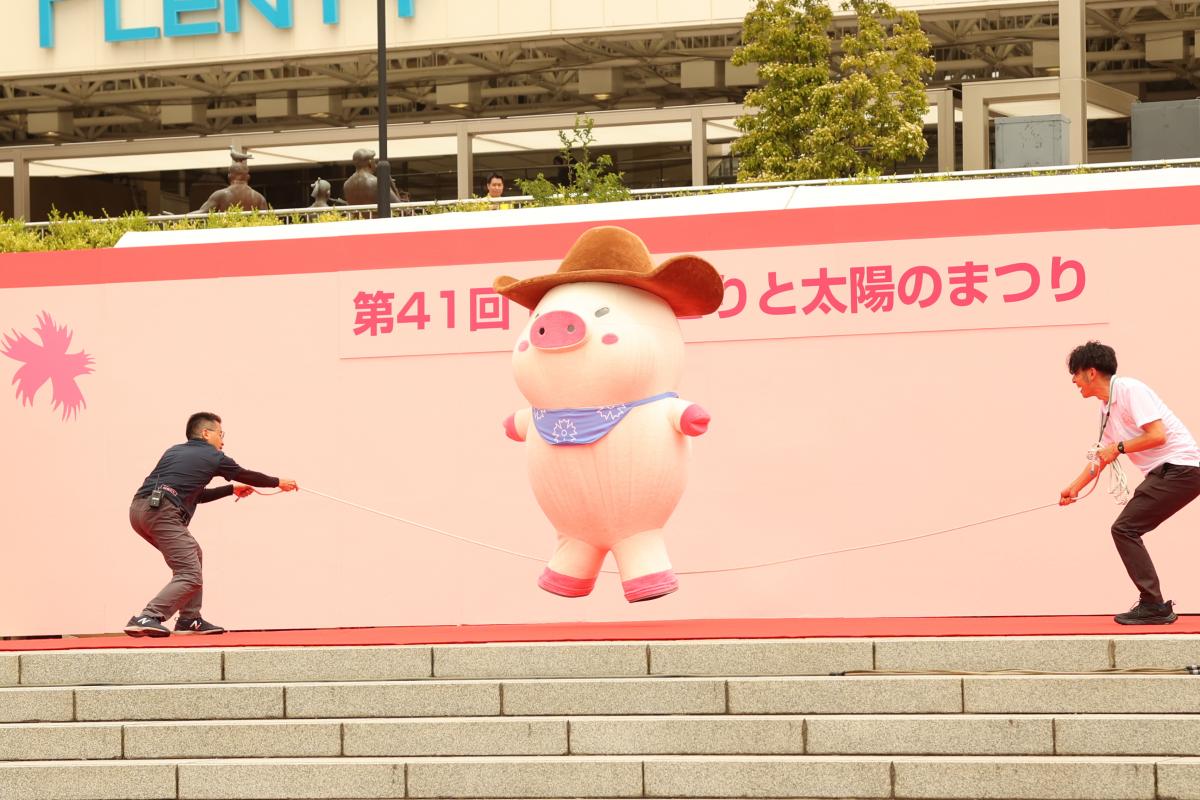 大縄にチャレンジするウエストン