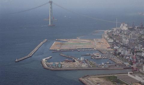 写真：建設中の明石海峡大橋と舞子海岸