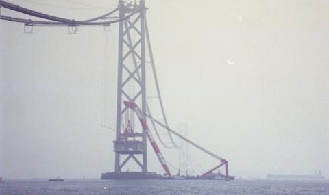 写真：建設中の明石海峡大橋3