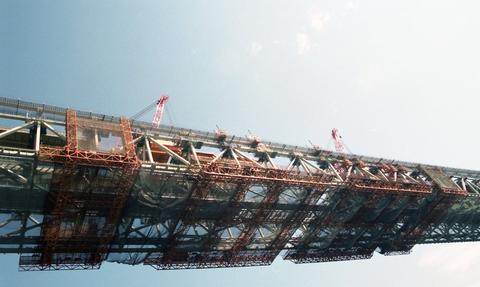 写真：建設中の明石海峡大橋4
