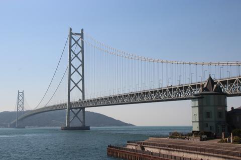 写真：明石海峡大橋と孫文記念館