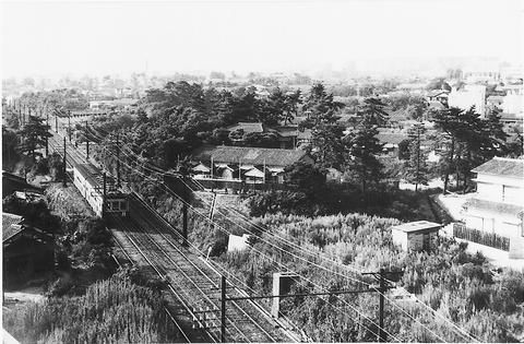 写真：山陽電車と歌敷山付近