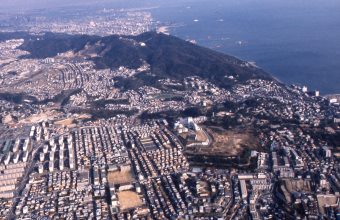 写真：塩屋町上空から鉢伏山方面を望む