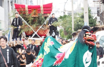 写真：舞子六神社の秋祭り（獅子舞と布団太鼓）