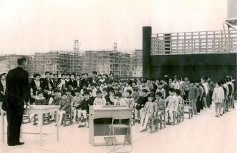 写真：多聞台小学校初めての入学式を屋上で