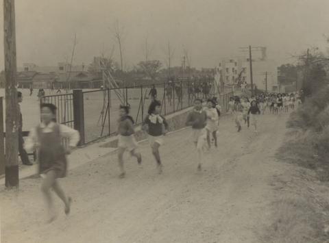 写真：霞ヶ丘小学校のマラソン大会