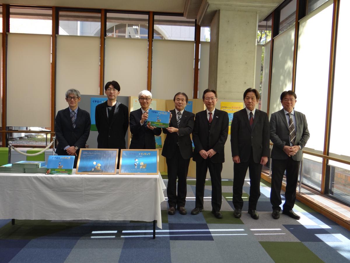 イチロー寄贈集合写真