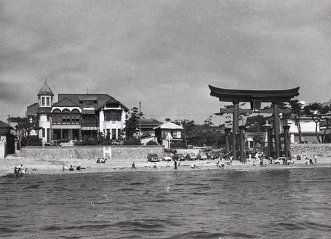 写真：海神社大鳥居と旧垂水警察署