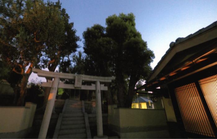 写真；夕暮れ迫る神社風景
