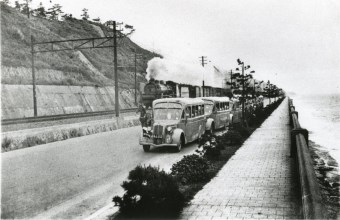 写真：垂水海岸を走るバスと蒸気機関車