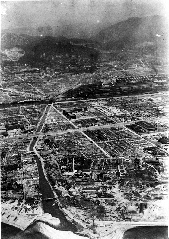 神戸市 神戸の戦災 写真から見る戦災 No 32 神戸空襲の焼け跡 鷹取駅方面をみる