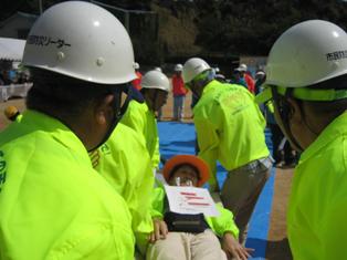 神戸市防災福祉コミュニティによる担架搬送訓練の写真