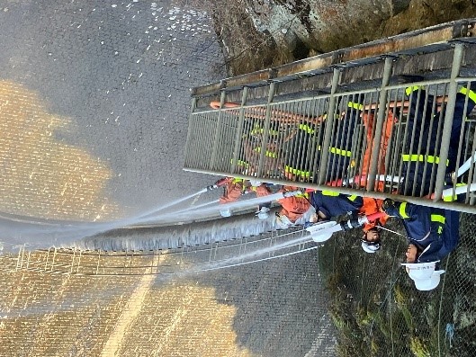 目標電気室へ放水