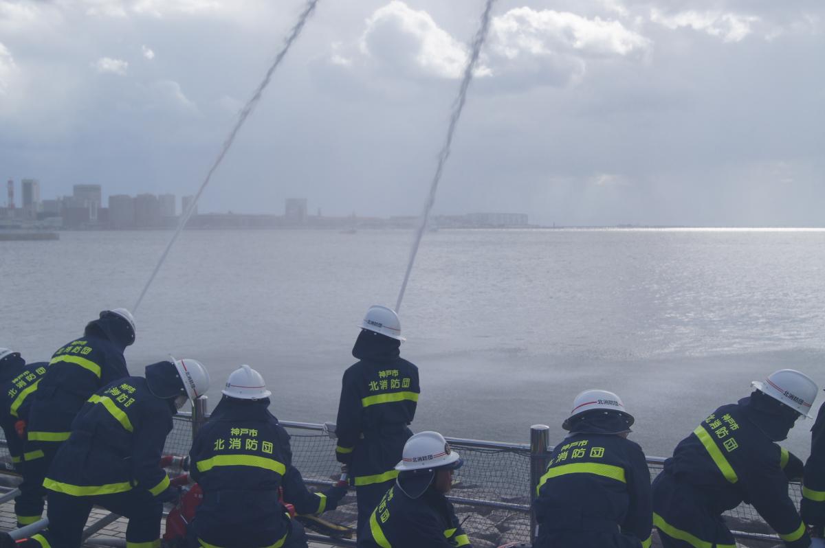 メリケンパーク南側岸壁放水②