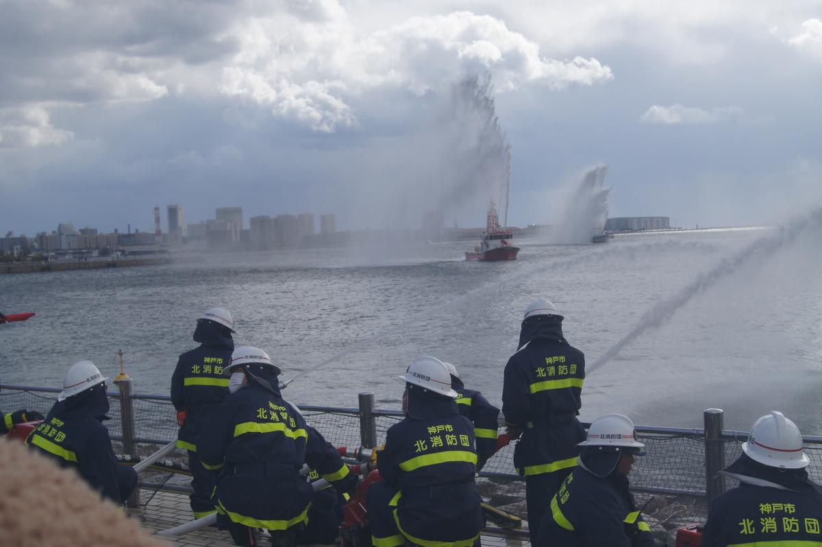 メリケンパーク南側岸壁放水③