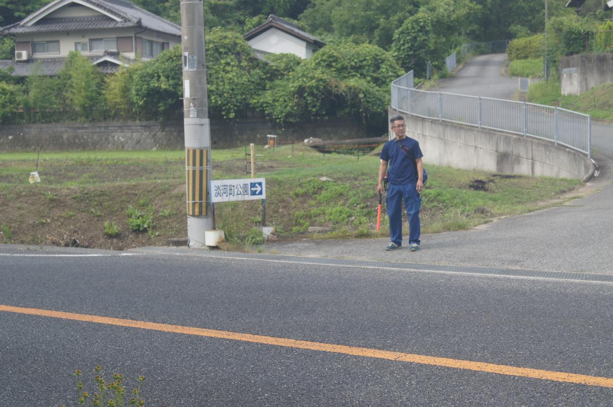 県道からの入り口