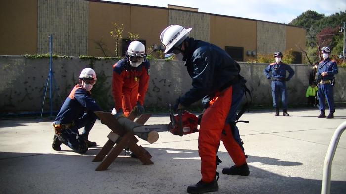 写真：チェーンソーの指導方法を学ぶ消防団員