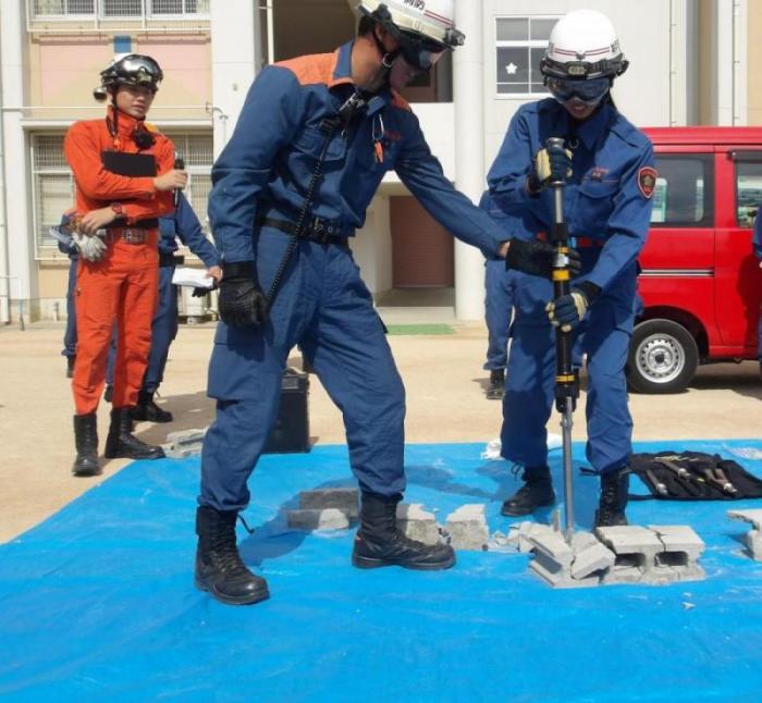 ストライカー(携帯用コンクリート破壊器具)操作訓練の様子