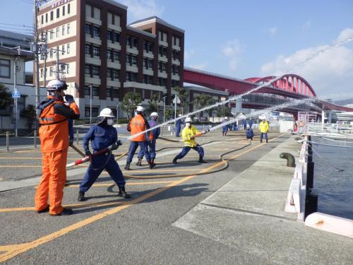 岸壁からの放水訓練