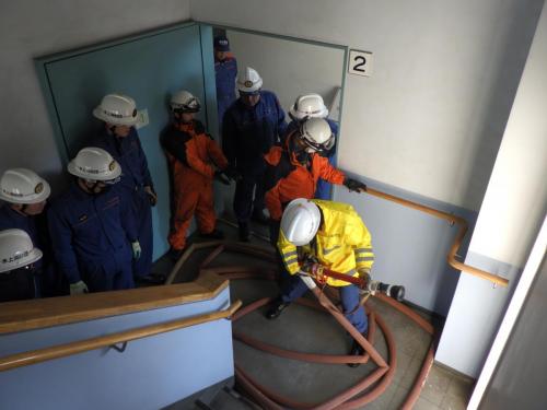 屋内でのホース延長訓練