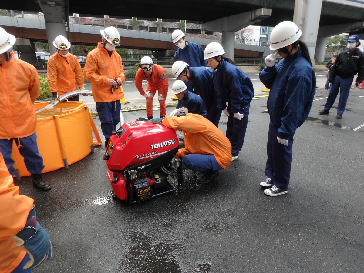 消防団によるポンプの説明