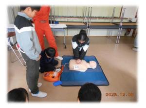 心臓マッサージを体験する児童たち