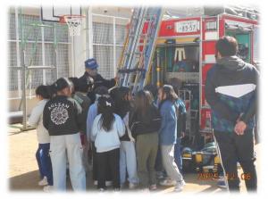 消防自動車の説明を聞く児童たち