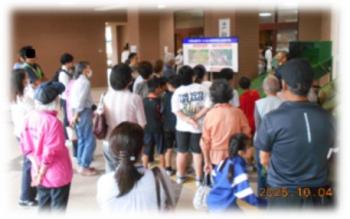 模型で再現された土砂災害のメカニズムを見学する参加者