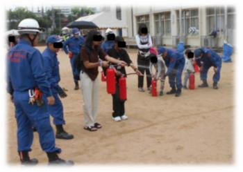 水消火器の操作を体験する参加者