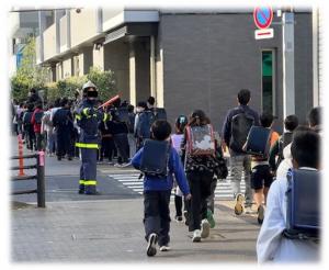 一斉避難訓練を行う児童たち