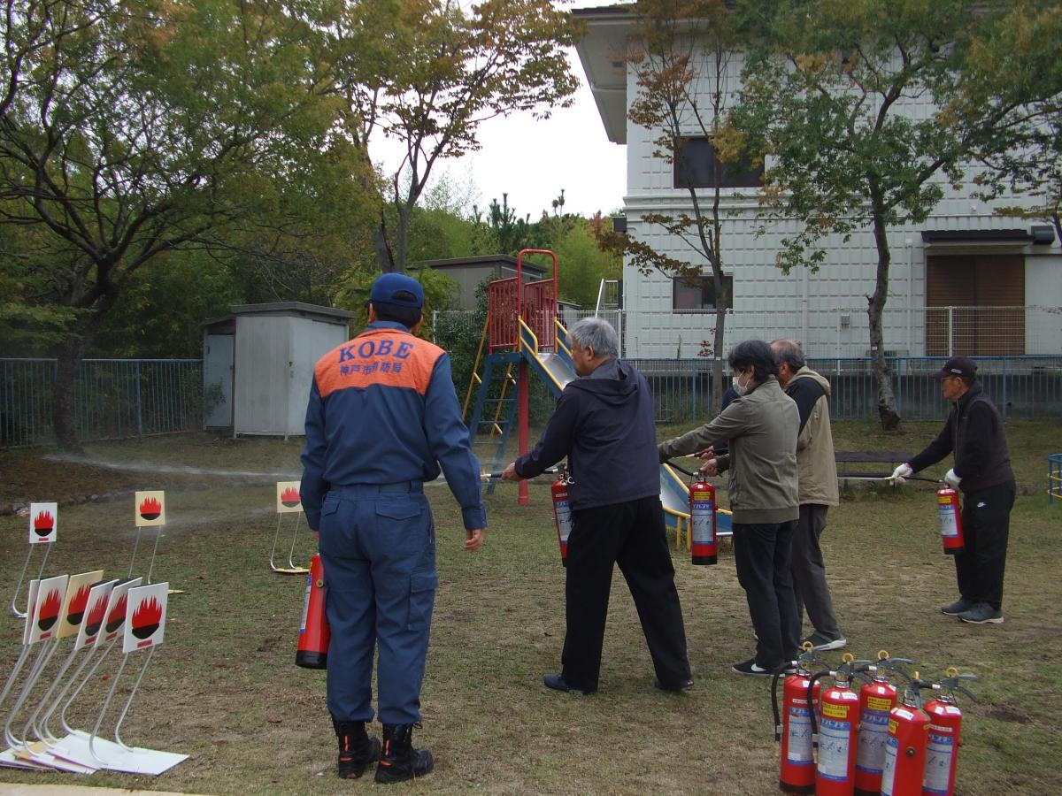 水消火器による消火訓練