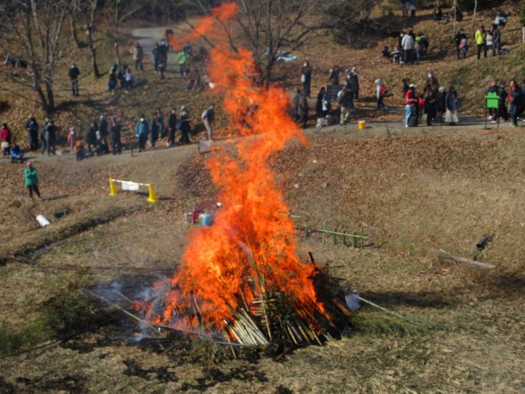 あいな里山公園のとんど焼きの風景