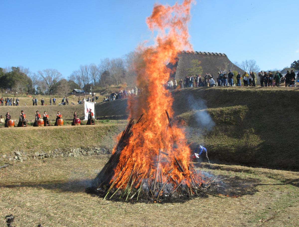 あいな里山公園初祭りでのとんど焼きの様子