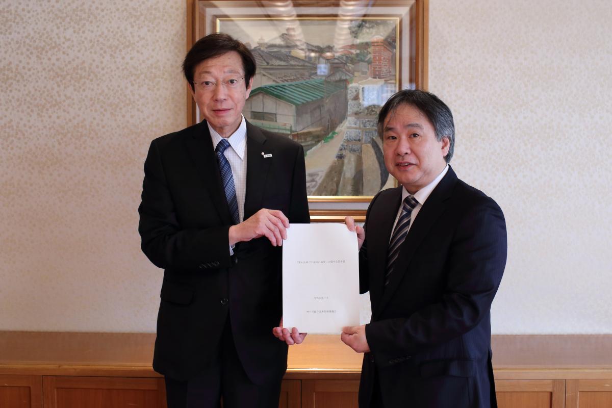 答申書受け渡しの様子