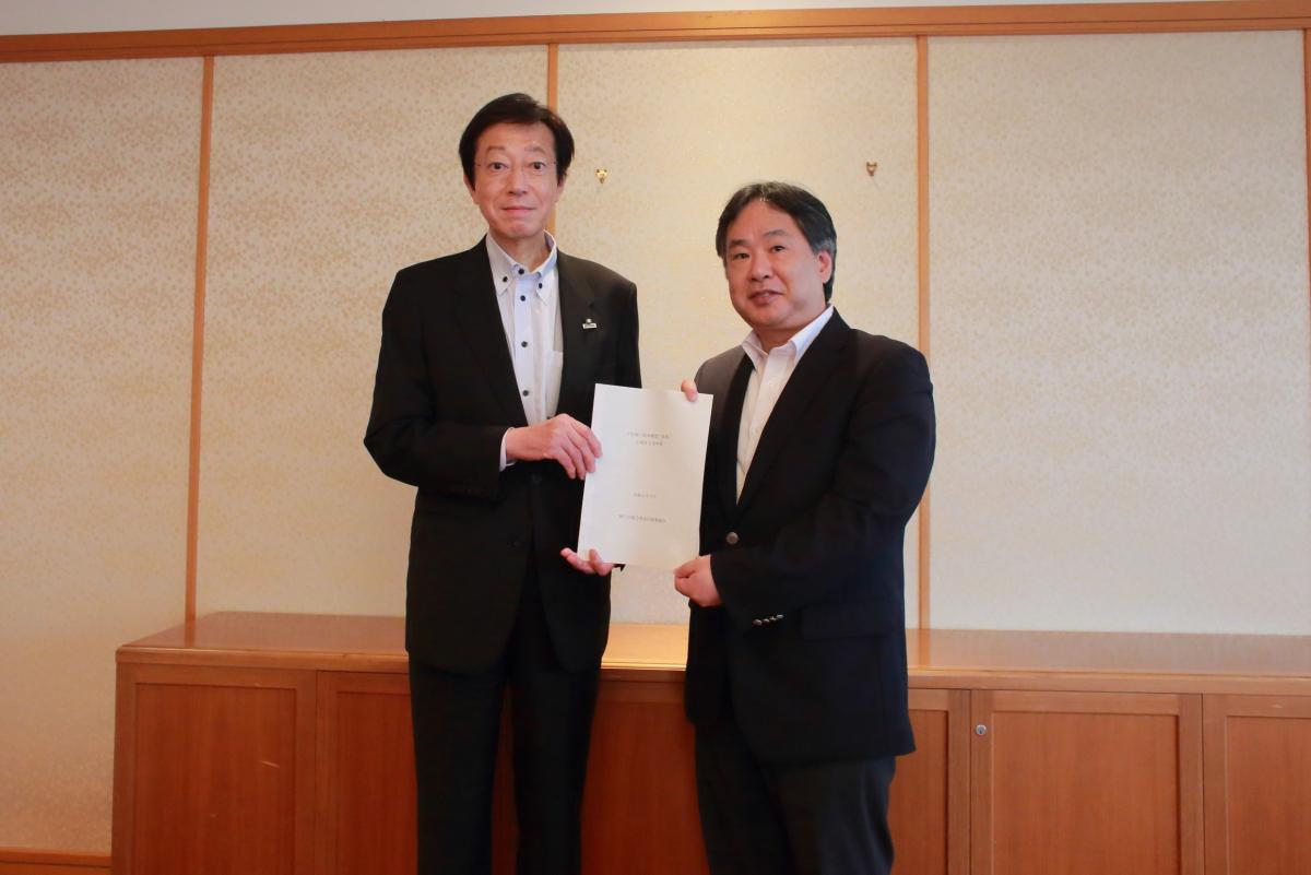 答申書受け渡しの様子